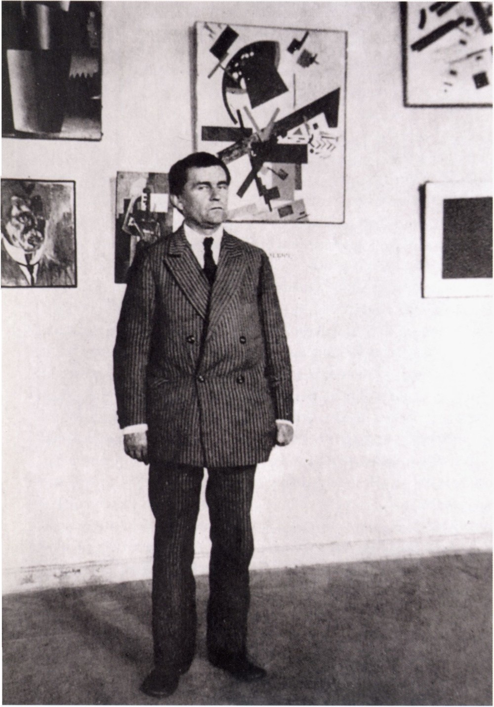 Малевич у своих работ в Музее художественной культуры 1924. Петроград
