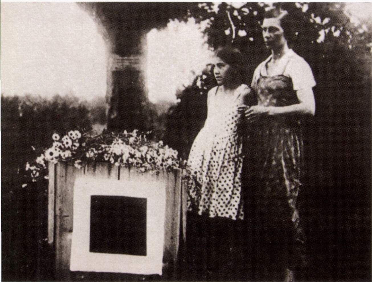 Дочь Малевича Уна и вдова Наталья Андреевна у могилы Малевича в Немчиновке. Май 1935