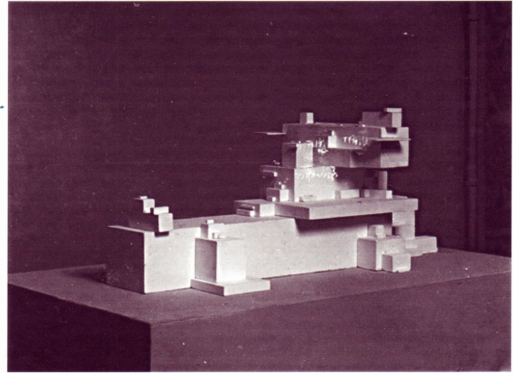 Архитектон бета. Около 1930. Гипс. 27×59,5×99,3 см. Государственный Русский музей, Санкт-Петербург