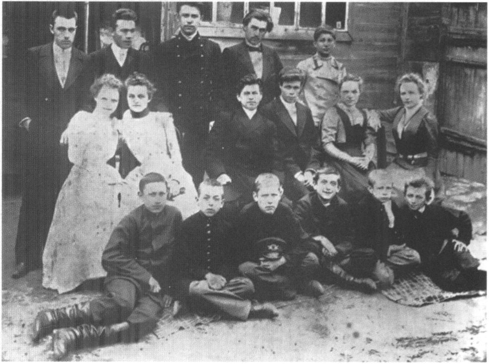 Групповой снимок в Курске. Предпоследний в третьем ряду Казимир Малевич. 1900-е гг