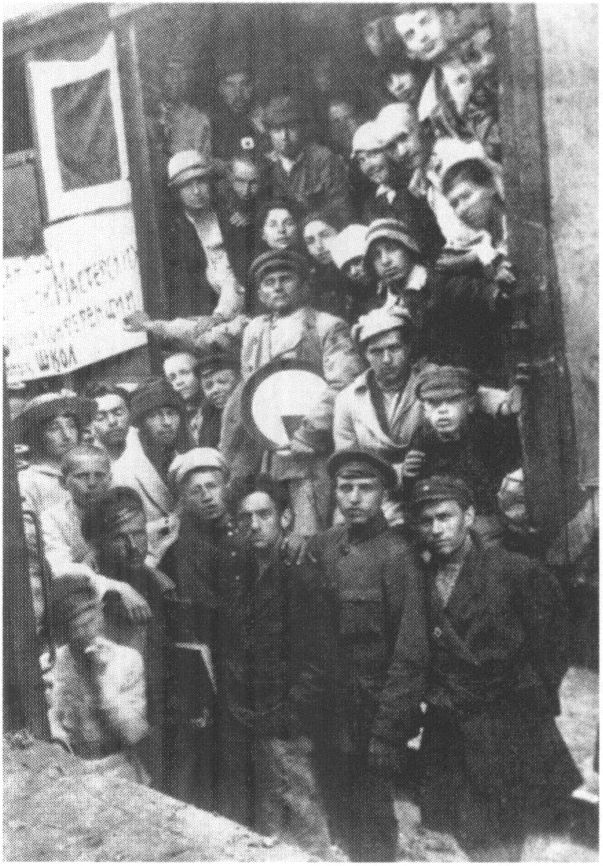Уновисовцы на вокзале Витебска. В центре — Казимир Малевич. 5 июня 1920 г