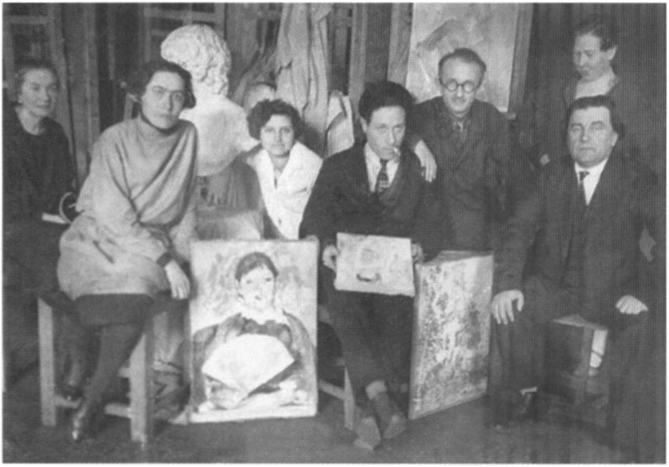 Казимир Малевич (сидит справа) среди учеников. Ленинград. 1930 г
