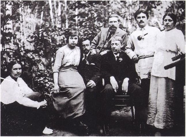На даче Казимира Малевича в Немчиновке под Москвой. Ок. 1915. В центре (с трубкой) — Владимир Татлин. Позади него — Иван Клюн, справа — Малевич и его вторая жена София Рафалович