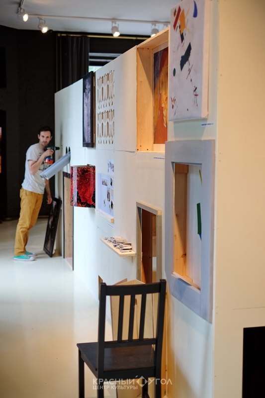 В Центре культуры «Красный угол» открылась необычная выставка «Картины в коробке» В Центре культуры «Красный угол» открылась необычная выставка «Картины в коробке»