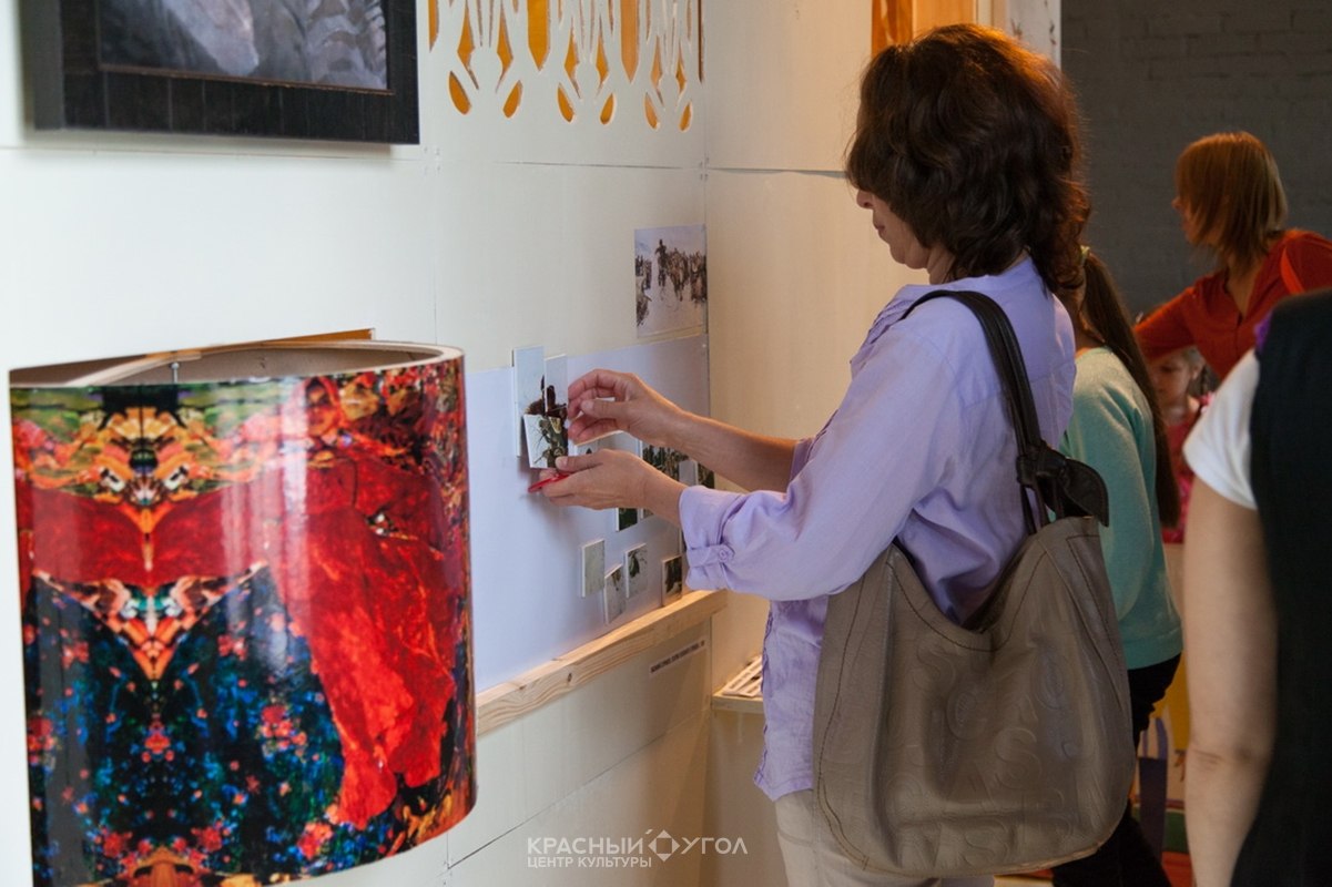 В Центре культуры «Красный угол» открылась необычная выставка «Картины в коробке» В Центре культуры «Красный угол» открылась необычная выставка «Картины в коробке»