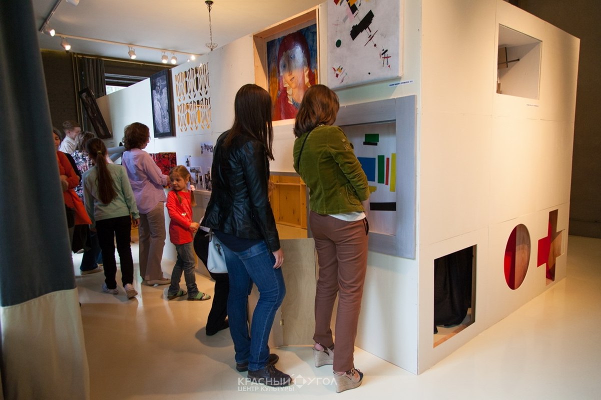 В Центре культуры «Красный угол» открылась необычная выставка «Картины в коробке» В Центре культуры «Красный угол» открылась необычная выставка «Картины в коробке»