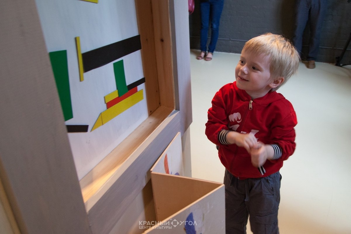 В Центре культуры «Красный угол» открылась необычная выставка «Картины в коробке» В Центре культуры «Красный угол» открылась необычная выставка «Картины в коробке»