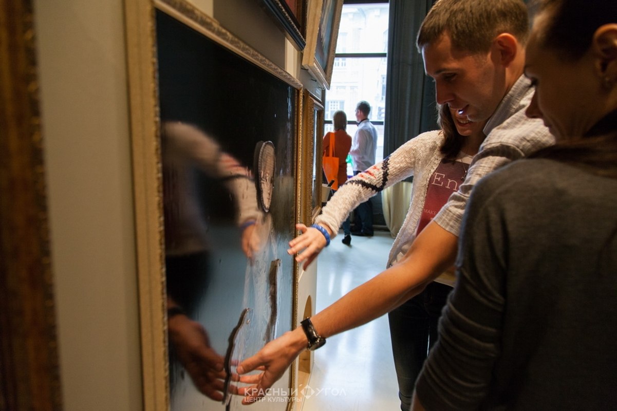 В Центре культуры «Красный угол» открылась необычная выставка «Картины в коробке» В Центре культуры «Красный угол» открылась необычная выставка «Картины в коробке»