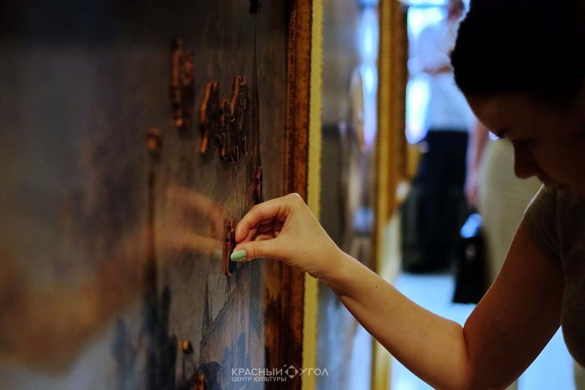 В Центре культуры «Красный угол» открылась необычная выставка «Картины в коробке» В Центре культуры «Красный угол» открылась необычная выставка «Картины в коробке»