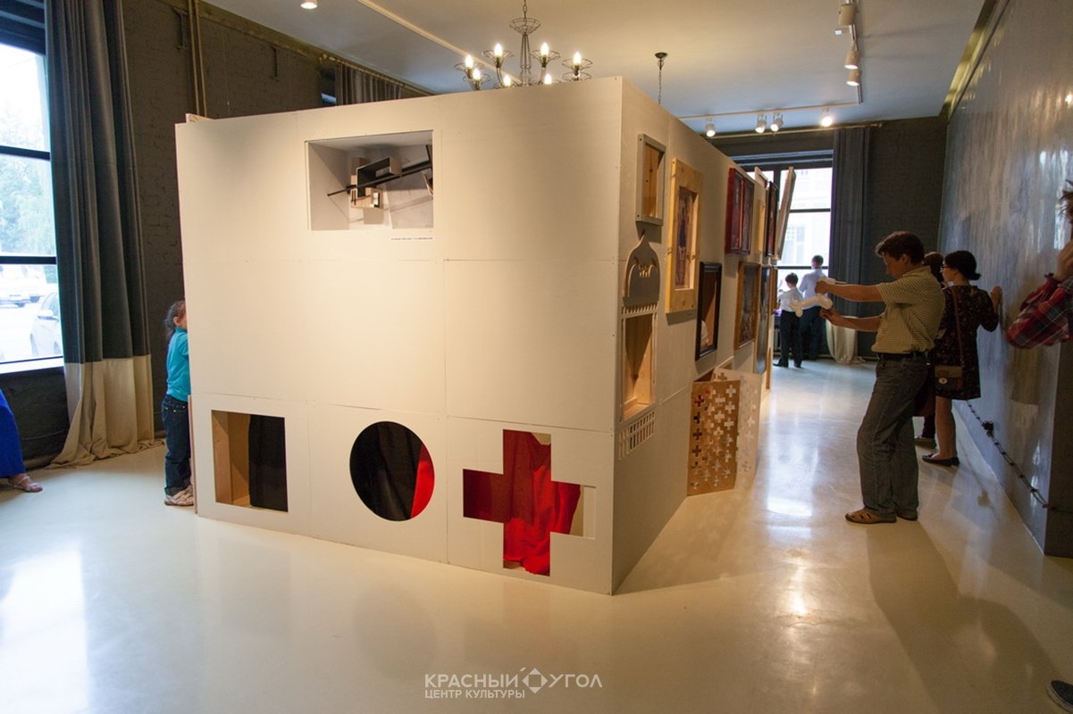 В Центре культуры «Красный угол» открылась необычная выставка «Картины в коробке» В Центре культуры «Красный угол» открылась необычная выставка «Картины в коробке»