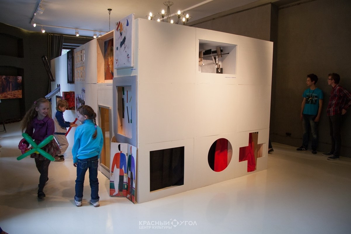 В Центре культуры «Красный угол» открылась необычная выставка «Картины в коробке» В Центре культуры «Красный угол» открылась необычная выставка «Картины в коробке»