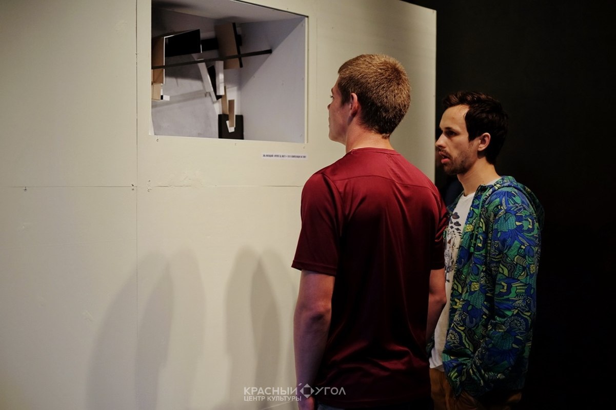 В Центре культуры «Красный угол» открылась необычная выставка «Картины в коробке» В Центре культуры «Красный угол» открылась необычная выставка «Картины в коробке»