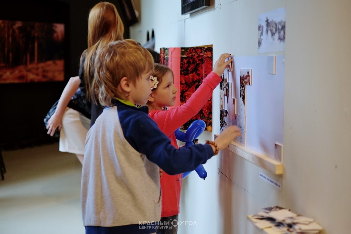 В Центре культуры «Красный угол» открылась необычная выставка «Картины в коробке» В Центре культуры «Красный угол» открылась необычная выставка «Картины в коробке»