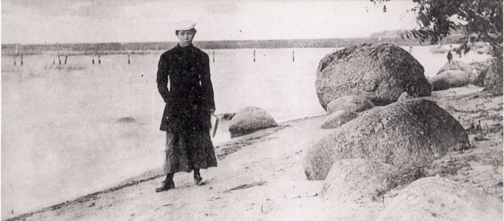 Е. Гуро на берегу Финского залива. 1911. Фото М. Матюшина