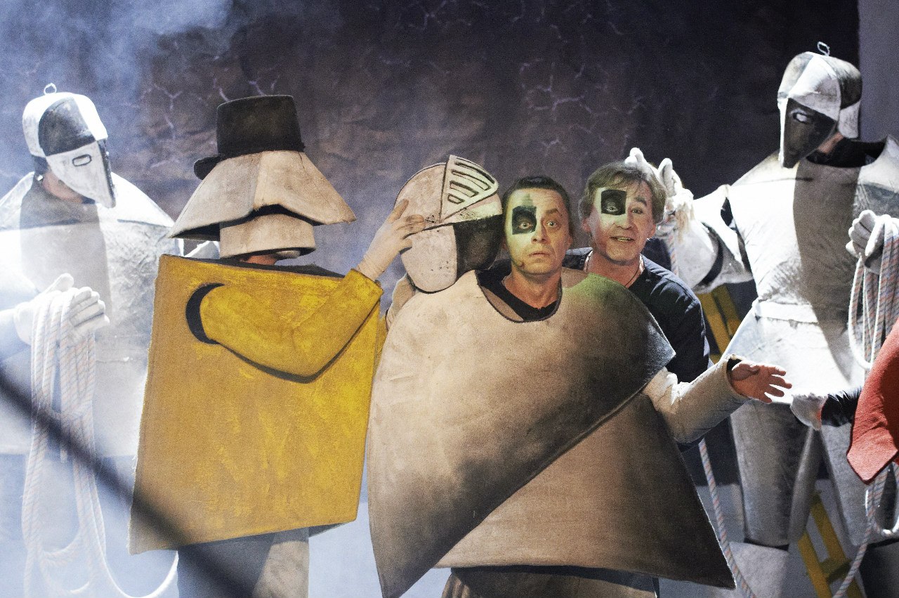 Курганский драмтеатр спектакль дорога на берлин. Театральная постановка о войне. Победа над солнцем театр стаса намина. Постановка победа. Опера победа над солнцем малевич.